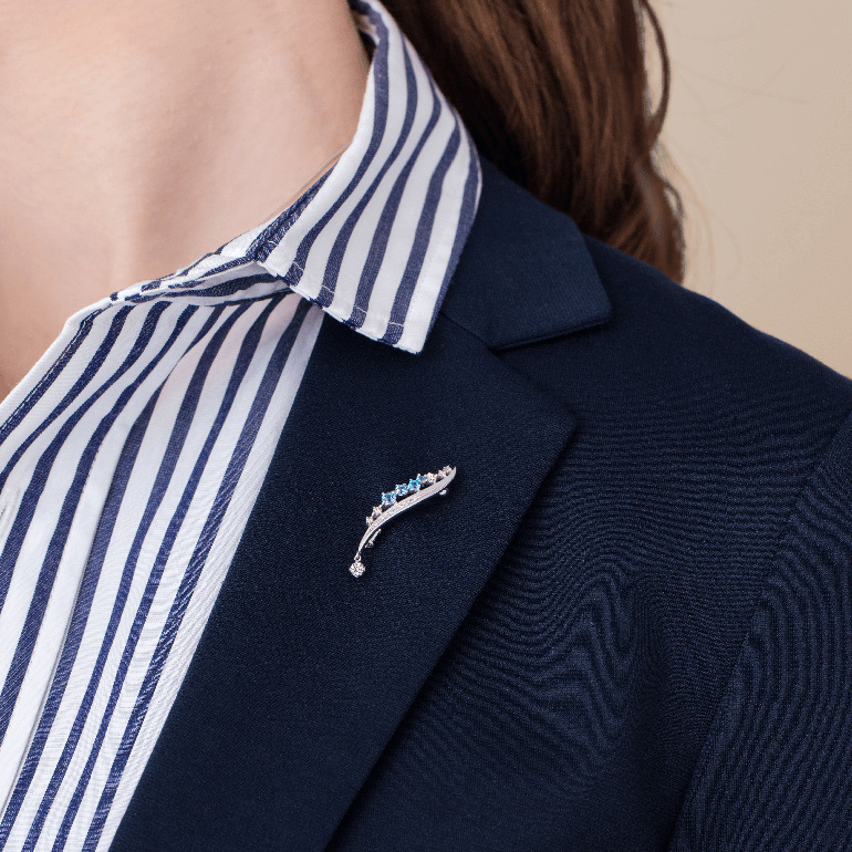 ブローチのつけ方や活用法など、ブローチの魅力を紹介します