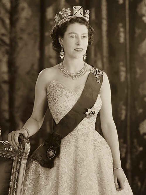 女王を輝かせるまばゆいプラチナ・ジュエリー