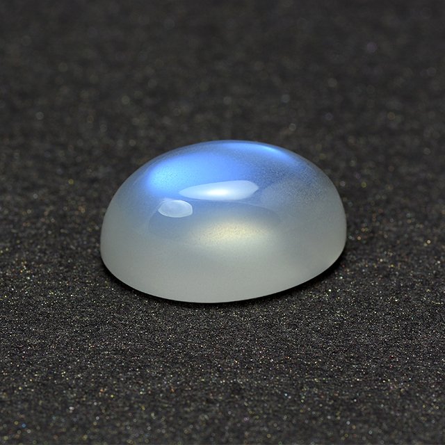 神秘的な6月の誕生石「ムーンストーン」の意味や<br />石言葉、魅力について